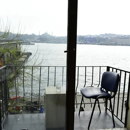 Apartman Karakoyde Deniz Manzarali *